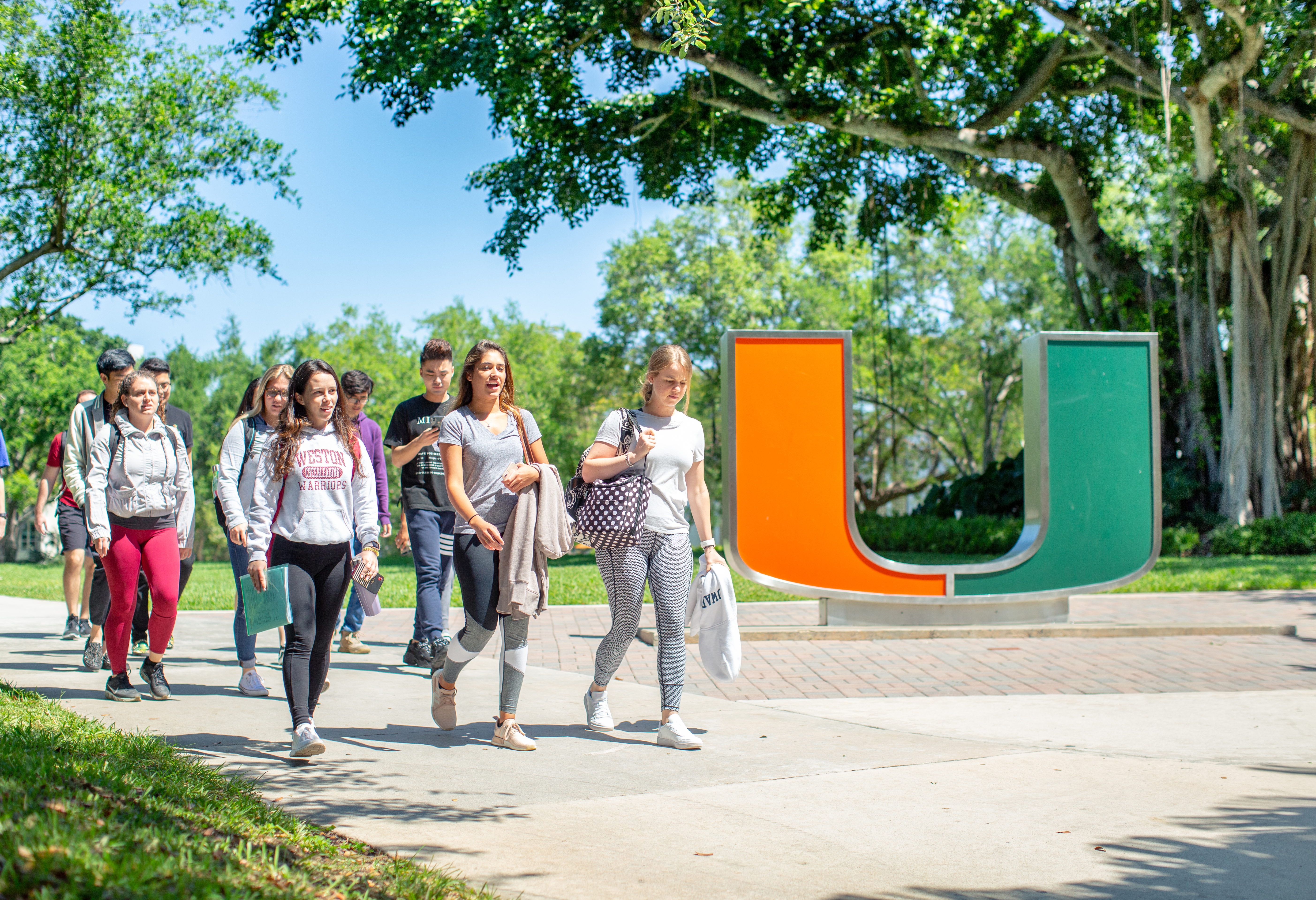 Students walking by the University of Miami U statue.